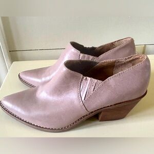 Lucky Brand Beige Leather Ankle Boots. Size 6.5 Western, boho, office, casual